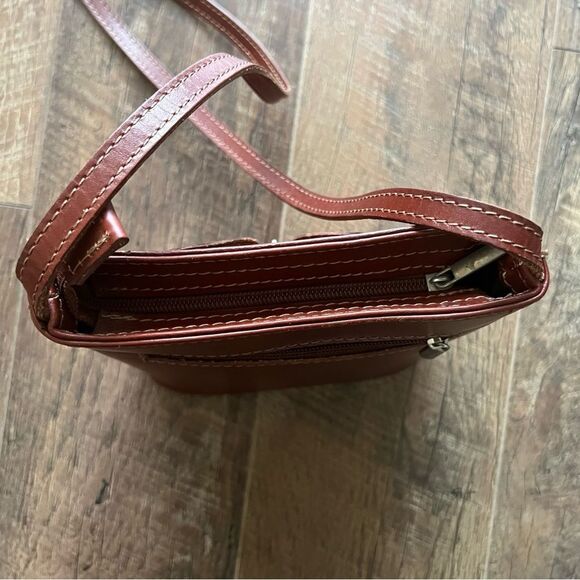 Vera Pelle Italy Small Brown
Leather Zip Front Crossbody
Bag, 7.5" x7.5" - Picture 10 of 16